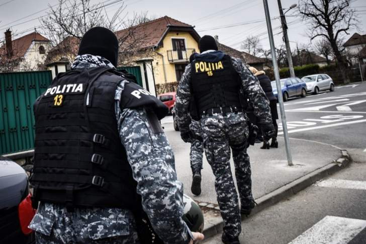 Percheziții în Prahova la suspecți de furt de produse de lux, din Aeroportul Henri Coandă