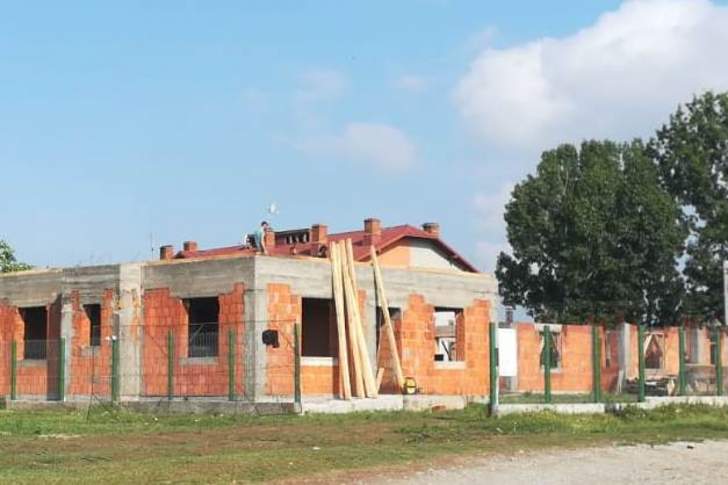 La Mănăstirea Turnu, de lângă Ploiești, s-au reluat lucrările la căsuțele destinate copiilor orfani