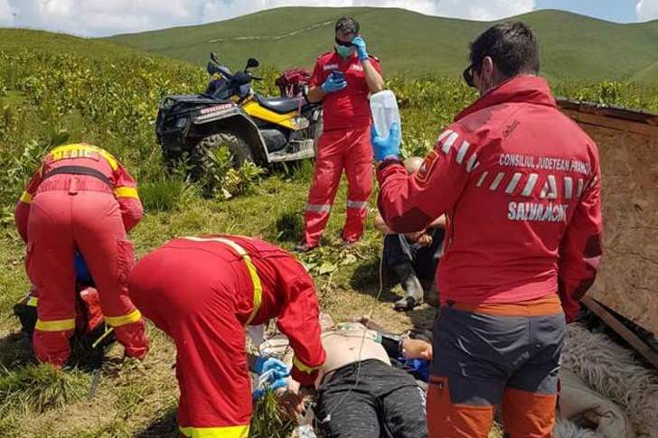Un cioban a fost salvat de la moarte de salvamontiștii prahoveni și echipajul elicopterului SMURD