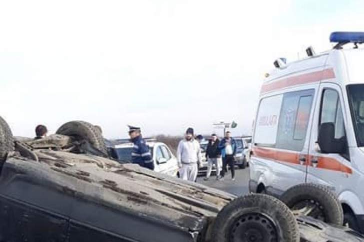 Patru adolescenți, răniți după ce autoturismul în care se aflau s-a răsturnat, la Sinaia