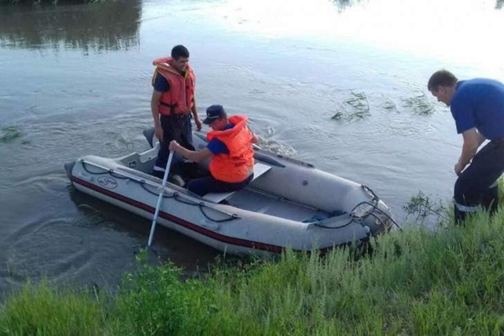 Băiat de 11 ani, căutat de pompieri în râul Teleajen