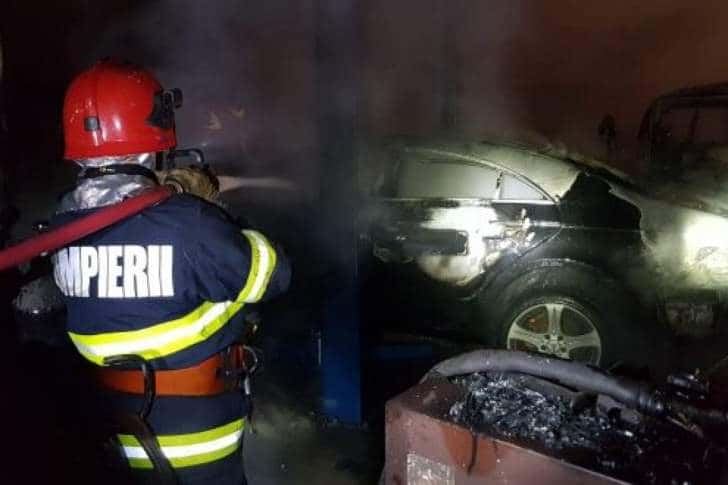 Incendiu la un service auto din Boldești Scăeni