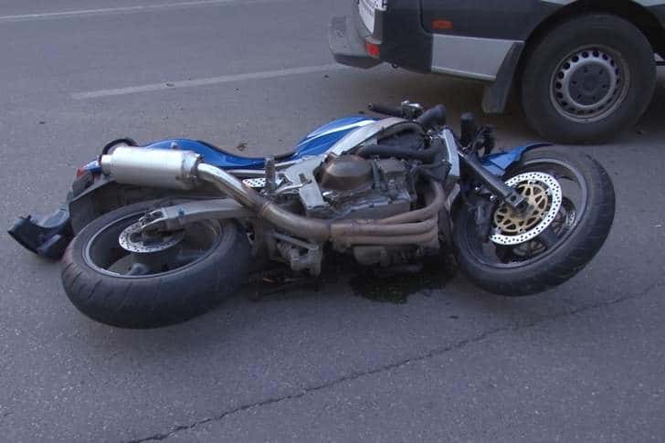 Motociclist, proiectat într-un gard, într-un accident rutier din Prahova