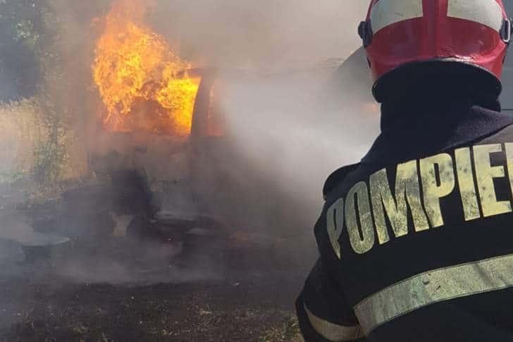 Un autoturism abandonat a luat foc în pădurea Păulești