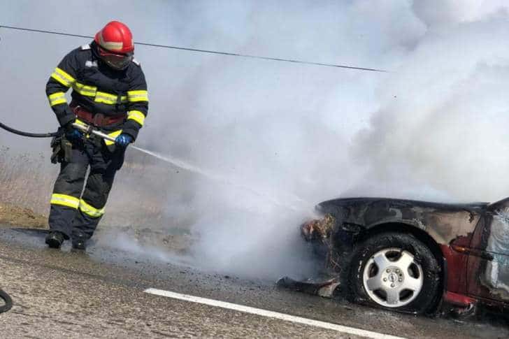 O mașină a luat foc în giratoriul de la Carrefour