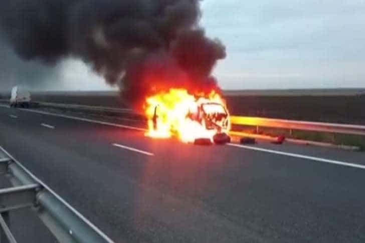 O mașină a fost mistuită de flăcări, la Dumbrava, pe autostrada București-Ploiești
