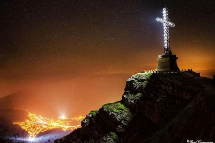 Crucea Eroilor Neamului de pe Caraiman va străluci în noapte, la ceas de sărbătoare!
