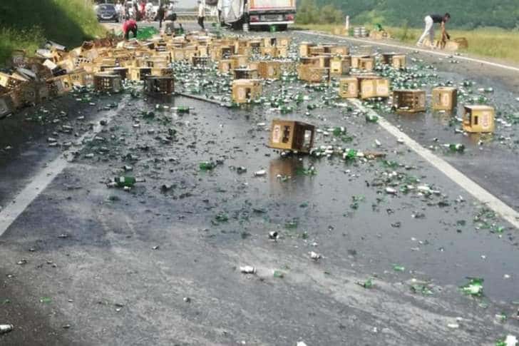 Lăzi cu bere pierdute dintr-un camion au blocat jumătate din DN1A, la Măneciu