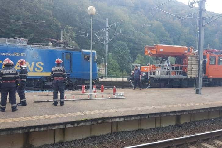 Se lucrează pentru izolarea locomotivei afectate de incendiu, la Sinaia