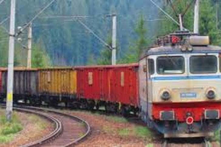 Incendiu la o locomotivă a unui tren plin cu combustibil, la Sinaia
