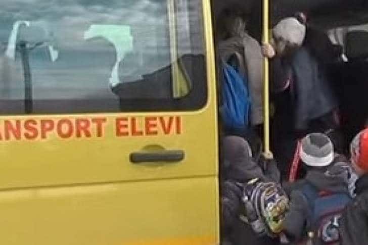 Un microbuz al unui afterschool din Ploiești, implicat într-un accident rutier