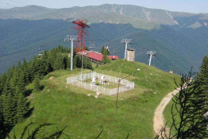 Stația meteo de pe un pinten al Masivului Bucegi, unde se măsoară riscul de avalanșă pe văile montane prahovene