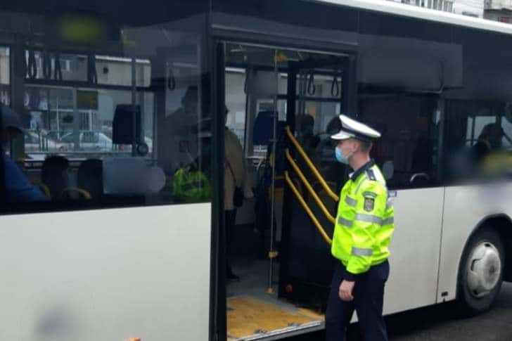 Purtarea măștii de protecție în mijloacele de transport în comun, verificată de echipe de polițiști și jandarmi