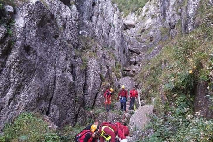 Salvamontiștii în alertă. Un turist a murit după ce a căzut în prăpastie, de pe creasta Bucșoiului
