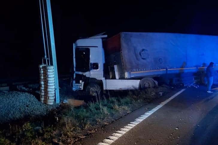 Un camion a fost lovit de un tren personal, după un accident pe DN1