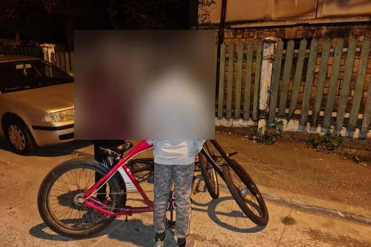 Trei minori, prinși de jandarmi la furat de biciclete, în toiul nopții