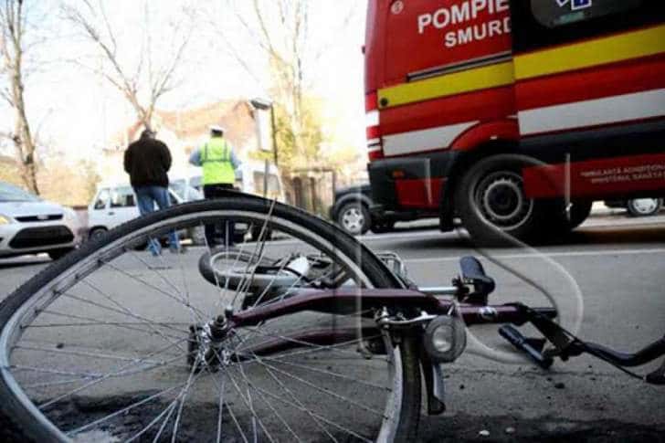Biciclist amețit de alcool, lovit de o mașină pe DN1, la Tătărani