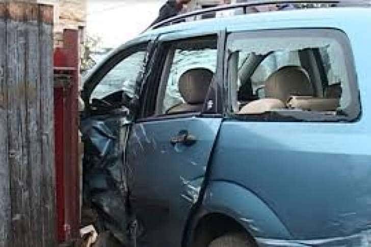 Un șofer de 64 de ani a murit după ce a intrat cu mașina într-un gard, la Boldești Scăeni