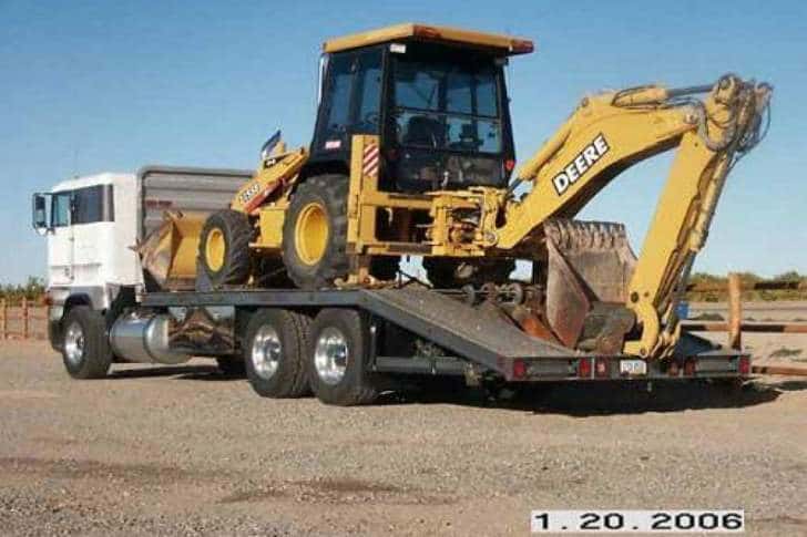 Un buldoexcavator a căzut de pe trailer, în Băicoi. A lovit și un stâlp electric