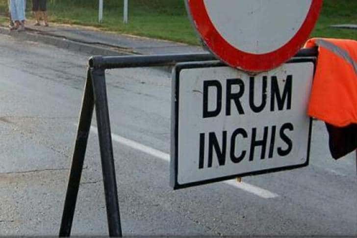 Drumul spre satul Pietriceaua din Brebu s-a rupt din nou. Accesul se face pe o rută ocolitoare