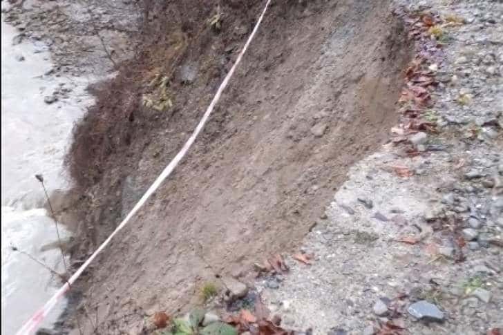 Un drum forestier din Ștefești s-a surpat din cauza unei alunecări de teren