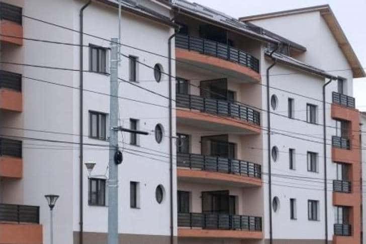 Primele 14 locuințe din blocurile sociale aflate în Cartierul Libertății au fost date în folosință de Primăria Ploiești