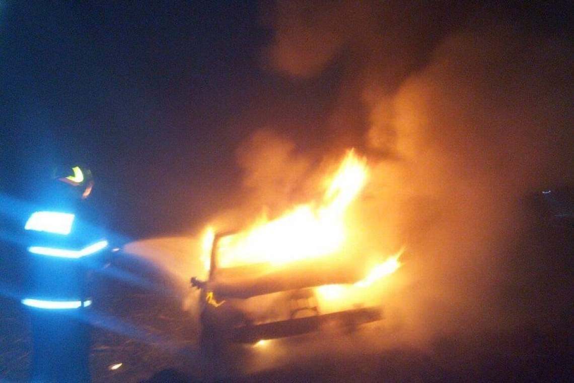 O autoutilitară plină cu cauciucuri a luat foc în această dimineață pe DN1