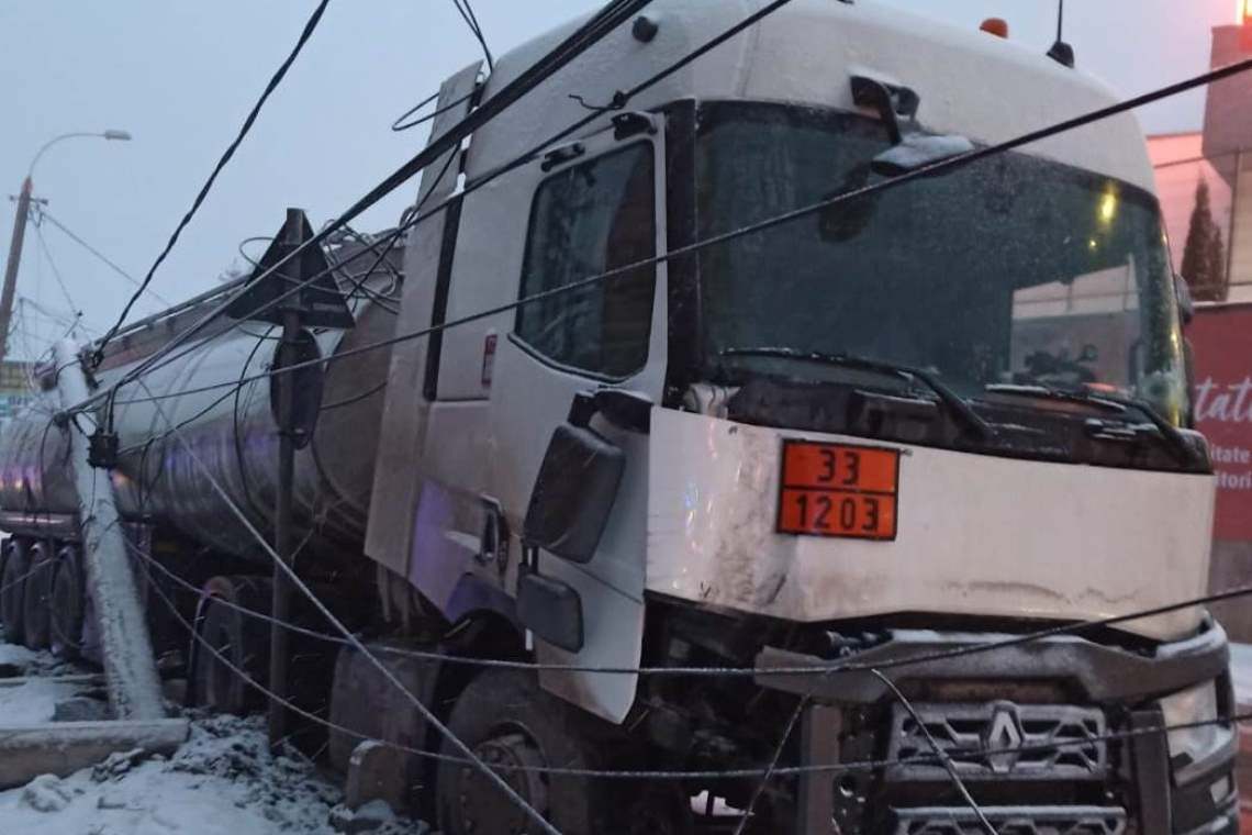 O cisternă plină cu combustibil a intrat într-un stâlp electric, la Bușteni