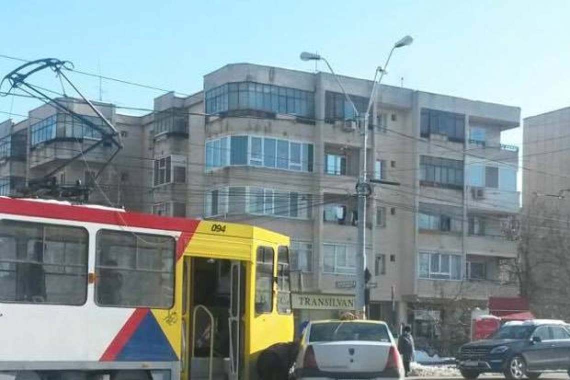 Apel 112: Un tramvai deraiat a lovit în plin o mașină, în zona Pieței Anton din Ploiești