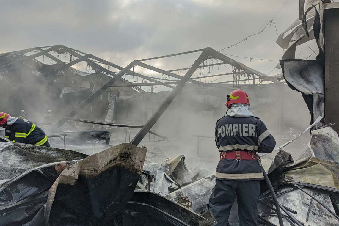 Cortul de evenimente cuprins de flăcări la Strejnicu este al familiei primarului din Târgșoru Vechi