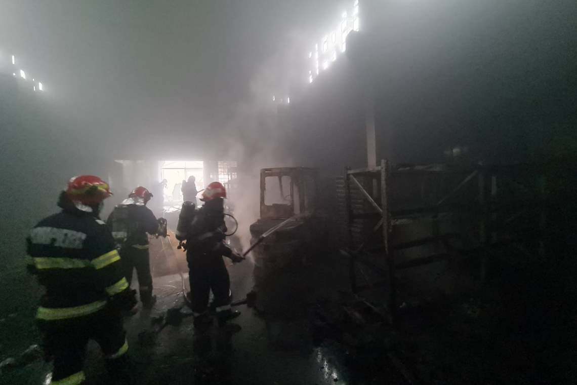 Incendiul de la Florești a izbucnit din cauza unui scurtcircuit la un motostivuitor. Noi imagini de la intervenția pompierilor