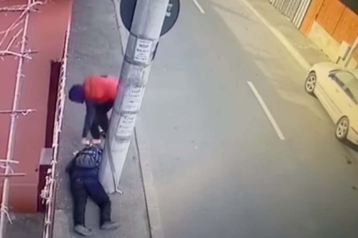 Revoltător! Un bărbat rănit, căzut în stradă, a fost jefuit de un tânăr