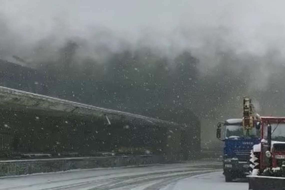 Incendiu la un depozit de materiale inflamabile din Florești - video