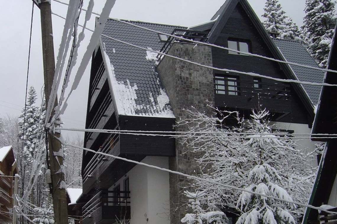 Se limitează gradul de ocupare a unităților de cazare din Sinaia, Bușteni și Azuga