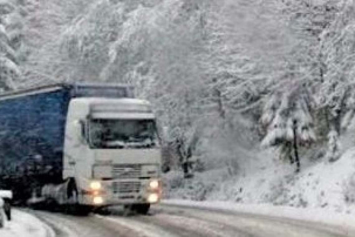 Două drumuri naționale din Prahova blocate parțial, în zona montană, de trei TIR-uri