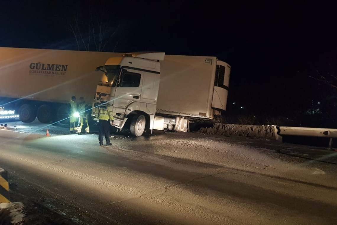 Un TIR a fost în pericol de a se prăbuși în râul Prahova, după ce a derapat pe DN1
