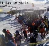 Aglomerație pe pârtiile din Sinaia. Sute de persoane stau la rând, la telescaunul Valea Soarelui