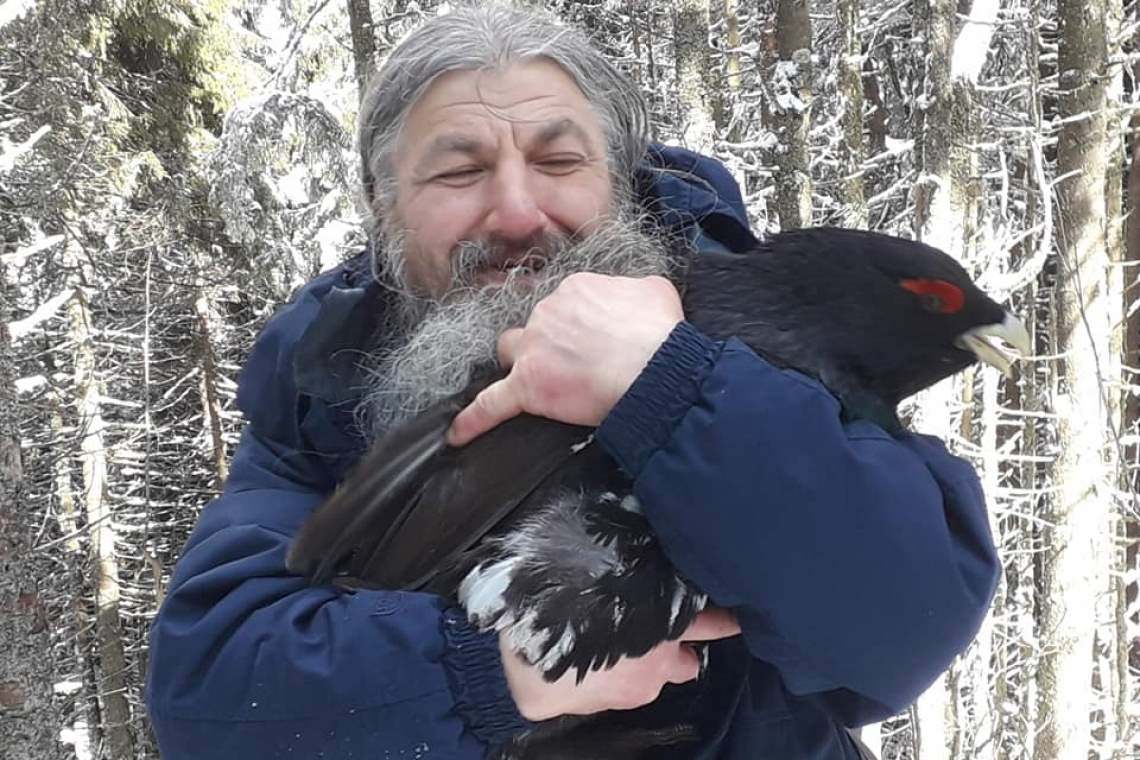 Întâlnire spirituală pe cărări montane: un cocoș de munte se lasă îmbrățișat de părintele Ciprian! - video