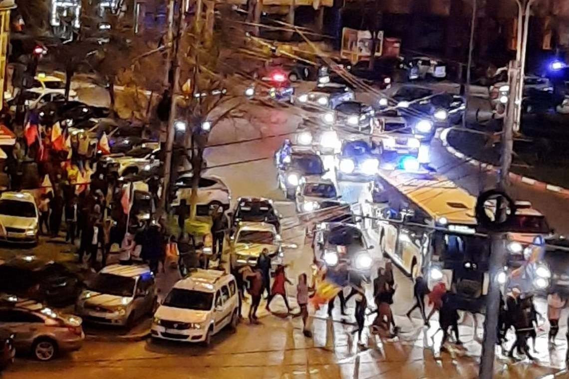 Video: Tinerii din Ploiești au strigat în această seară, într-un marș pe străzile din oraș: “Arafat, nu uita, asta nu e țara ta!“ și “Jos, Iohannis!“