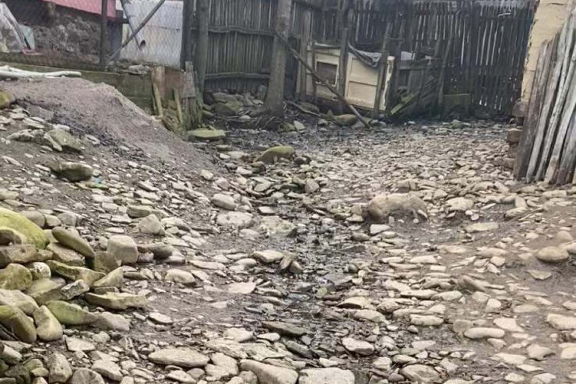 Dejecțiile din haznale, motiv de scandal la Slănic. Cât de "prompt" răspund instituțiile prahovene la reclamațiile primite?