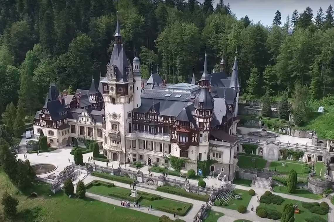Două dintre cele 13 terase ale Castelului Peleș vor fi restaurate și consolidate