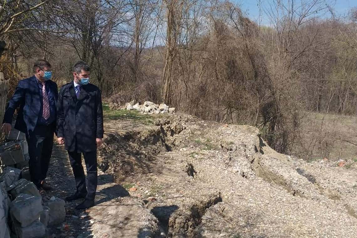 Gospodării în pericol și drumuri impracticabile din cauza alunecărilor de teren, în localități din Prahova