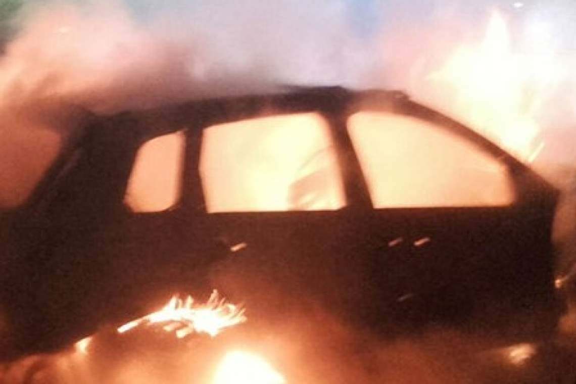 Două mașini au fost cuprinse de flăcări, în noaptea de duminică spre luni, la Măneciu