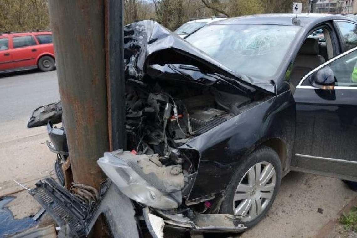 O mașină a intrat într-un stâlp, pe DN1, în zona Breaza