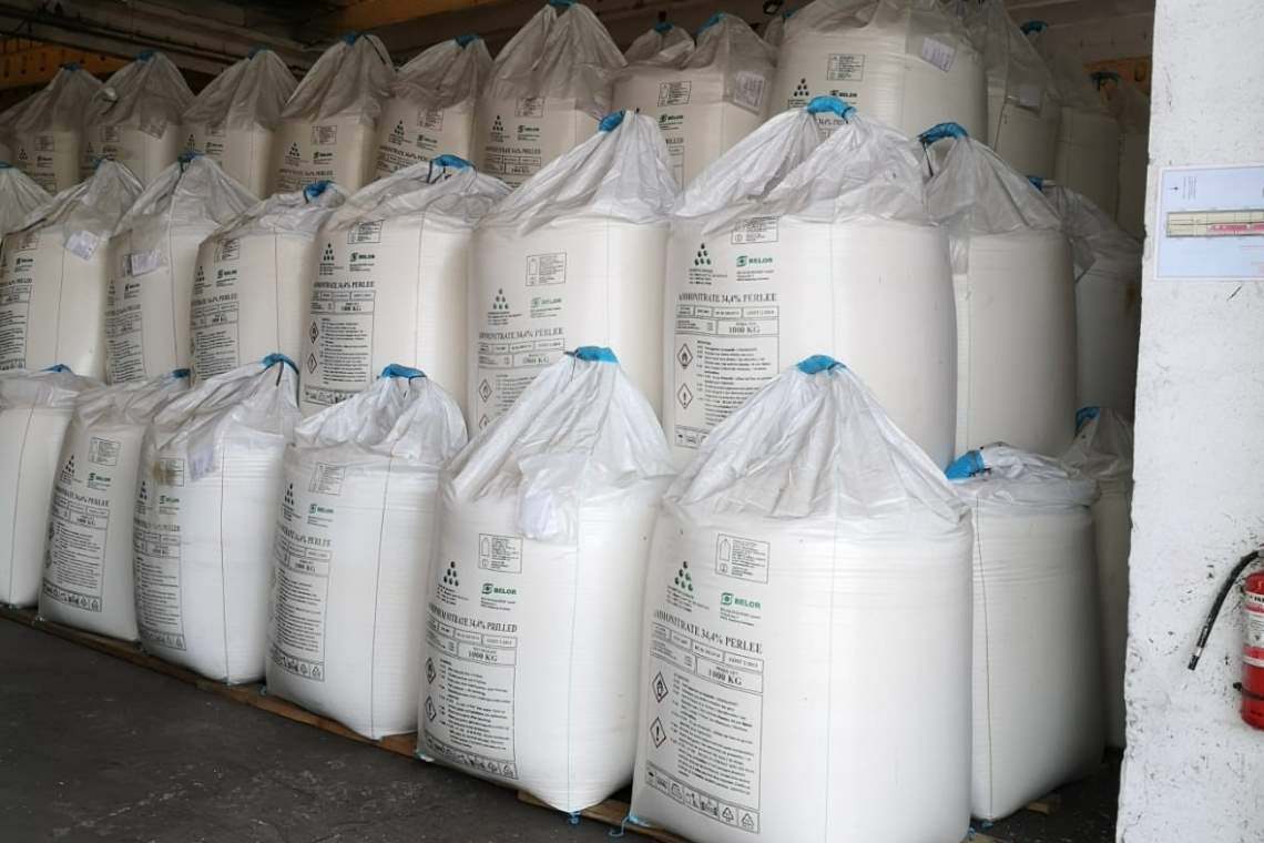 Zeci de tone de azotat de amoniu, confiscate de polițiști de la două firme prahovene
