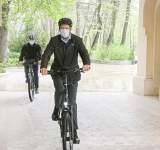 Iohannis a ajuns pe bicicletă la Cotroceni, flancat de SPP-iști "cicliști"