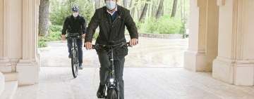 Iohannis a ajuns pe bicicletă la Cotroceni, flancat de SPP-iști "cicliști"