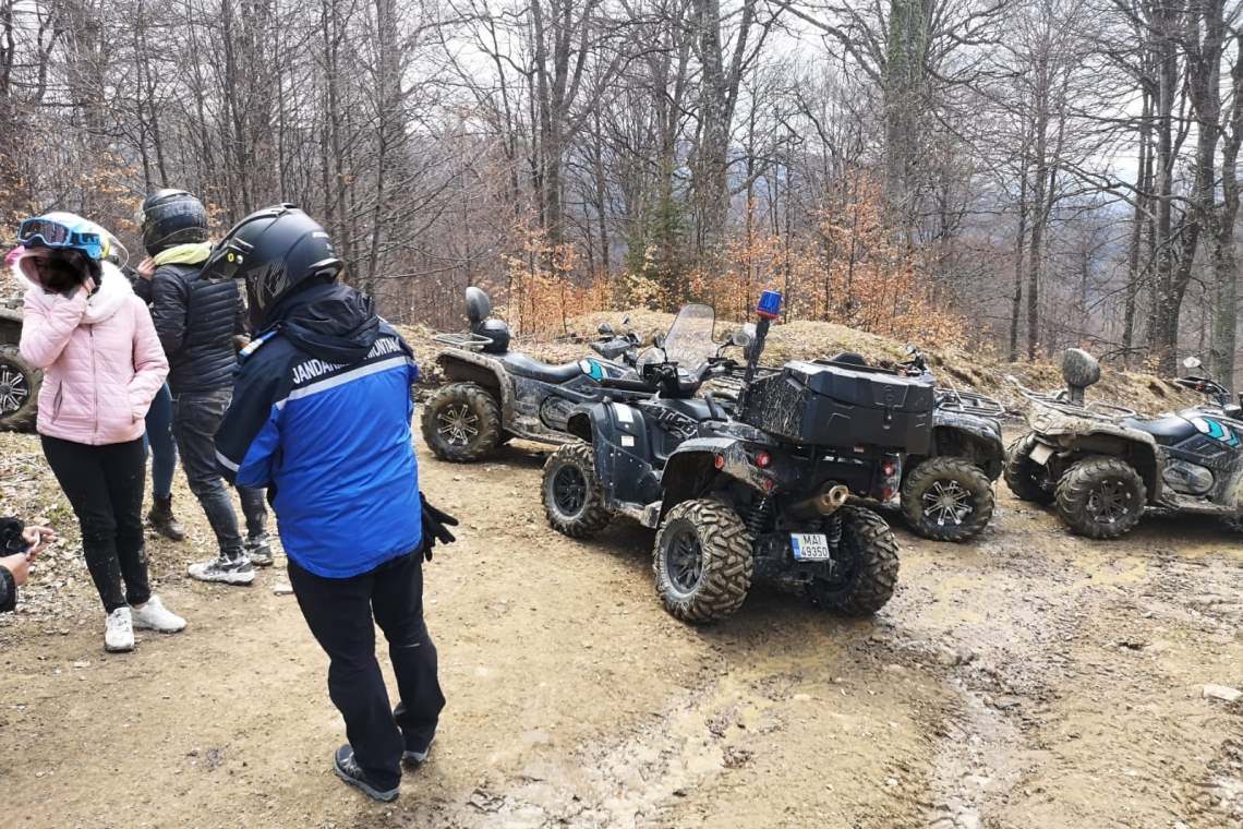 Sancționați de jandarmi pentru că au circulat cu ATV-urile prin albia unui râu