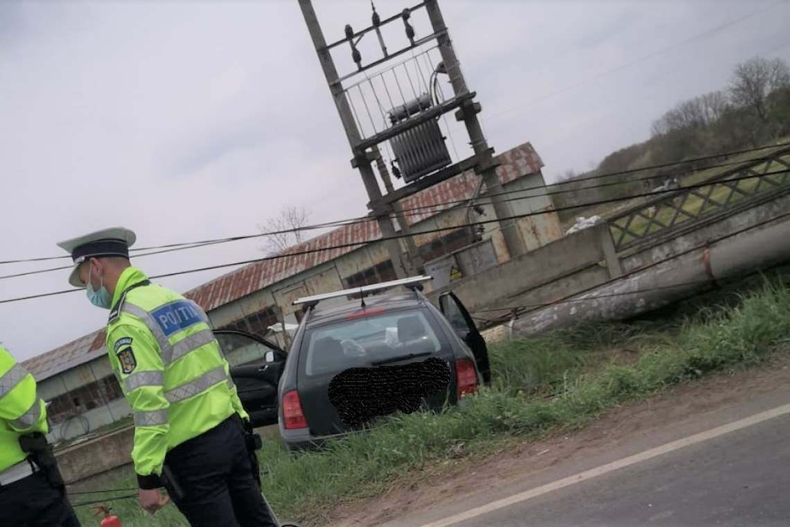 O mașină a intrat într-un stâlp de pe marginea DN1, la Puchenii Mari. Două persoane au ajuns la spital