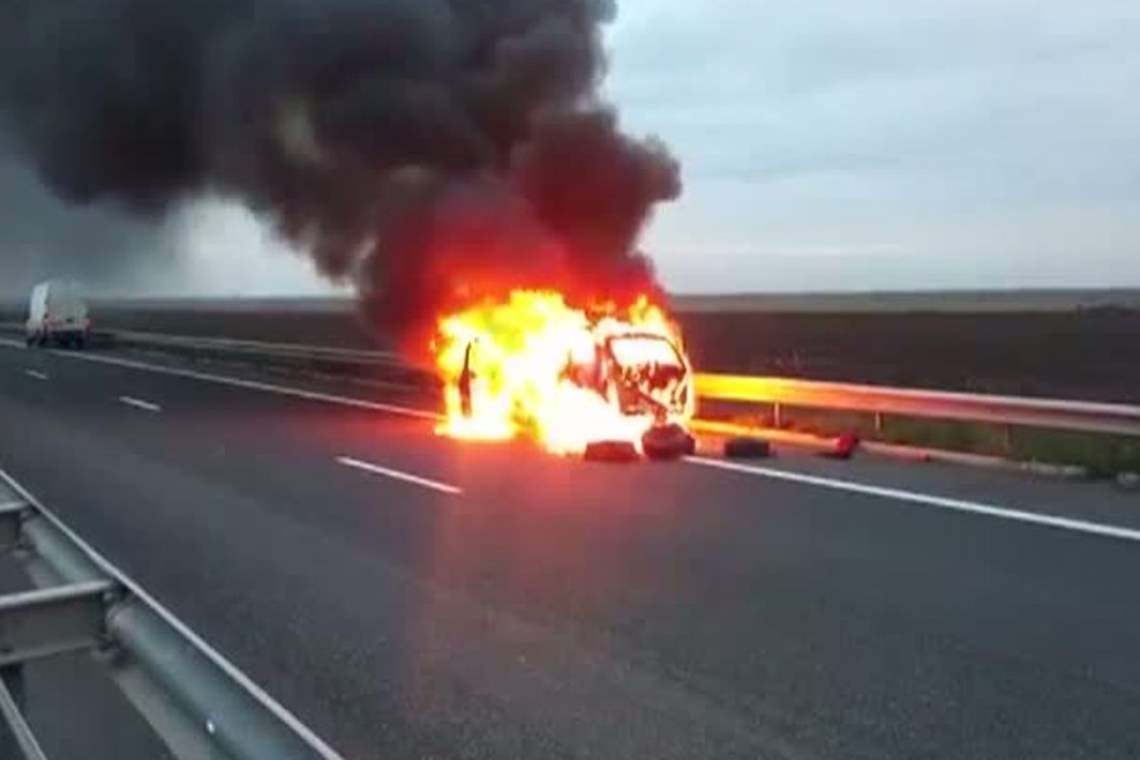 Mașină cuprinsă de flăcări, la Strejnicu